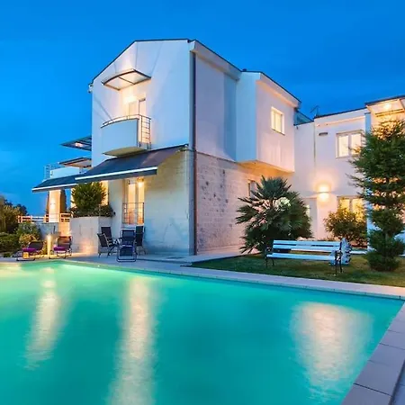 Nicol Villa
